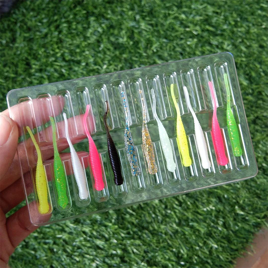 Una selección de señuelos de pesca coloridos que se exhiben en un estuche de plástico transparente