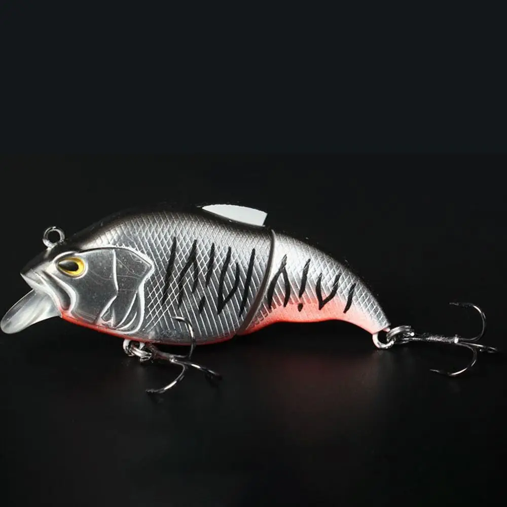 Este señuelo de pesca presenta un diseño de peces realista con colores vibrantes y múltiples ganchos para una mayor eficiencia de captura