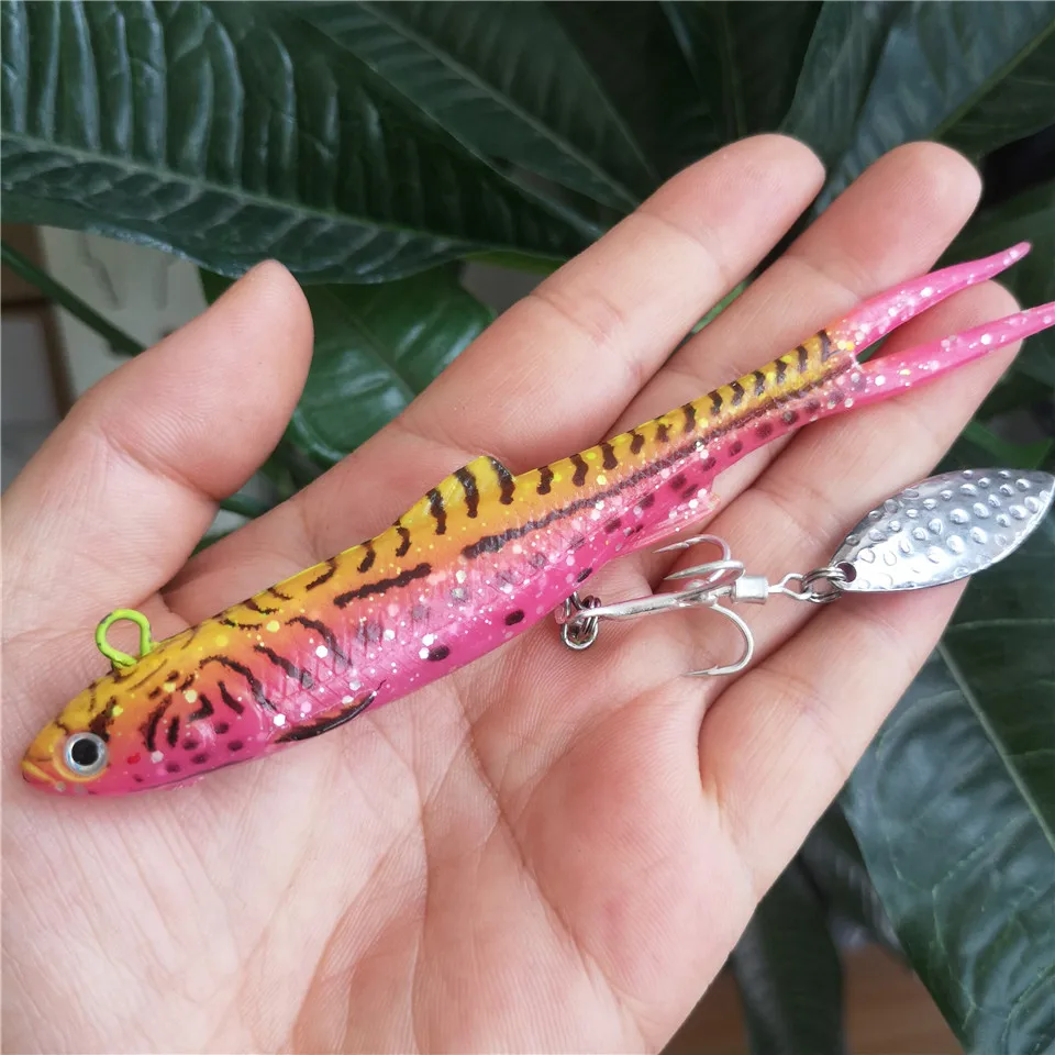 Este vibrante señuelo de pesca presenta un diseño realista de peces y una cola de metal brillante para atraer peces