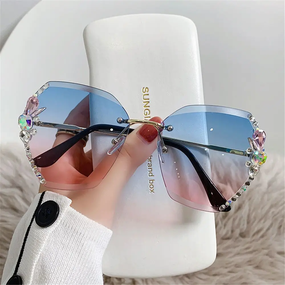 Gafas de sol sin montura con protección UV para mujer, lentes de sol sin montura con diamantes de imitación, para playa, viajes y calle, con degradado brillante - imagen 4