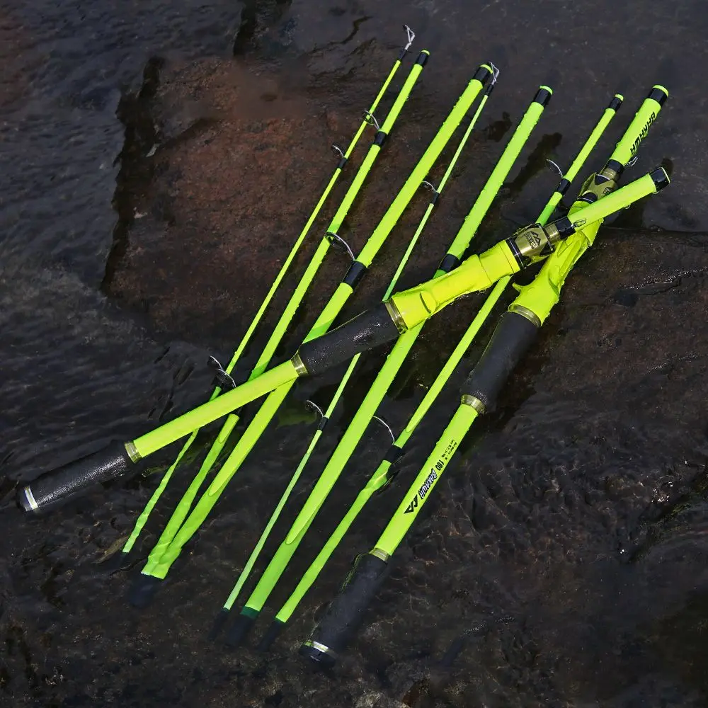 Un montón de cañas de pesca verdes se encuentran en el suelo