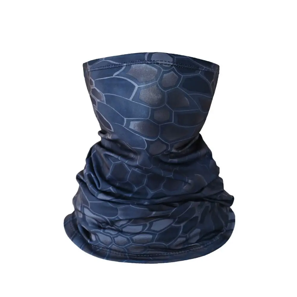 Esta elegante polaina del cuello presenta un patrón de camuflaje tanto para protección como para la moda