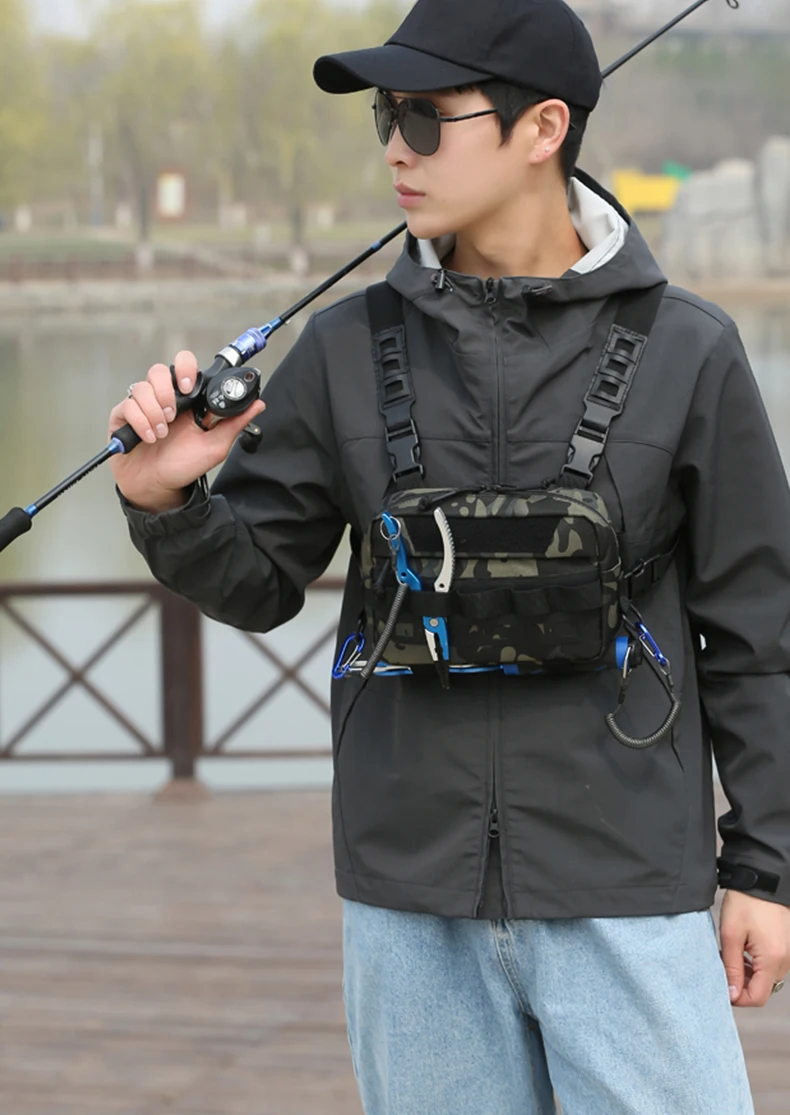 Disfrutando de un día de pesca con un elegante paquete de cintura de camuflaje