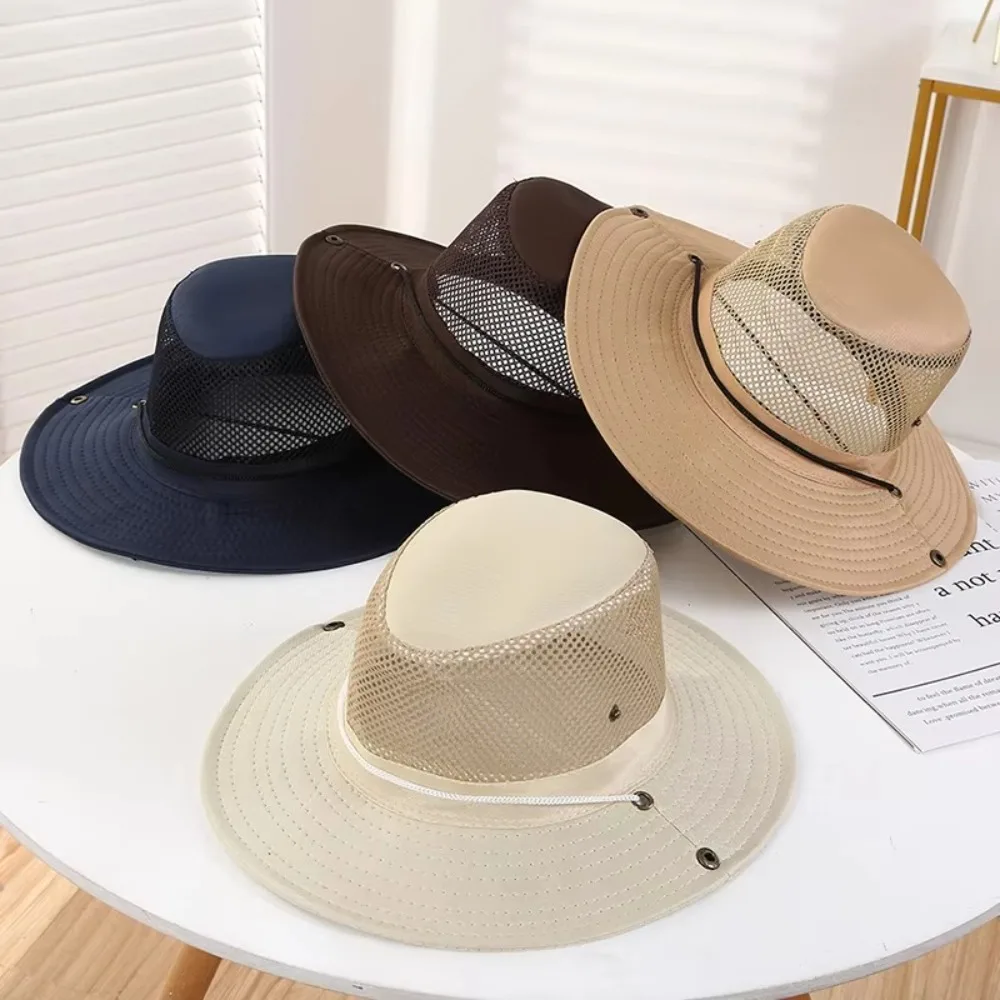 Detalle del ala ancha y la cuerda ajustable del sombrero