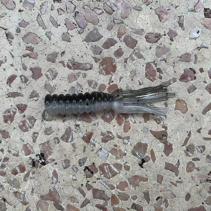 Un cebo diseñado para la pesca con un cuerpo segmentado y múltiples hilos para una atracción mejorada