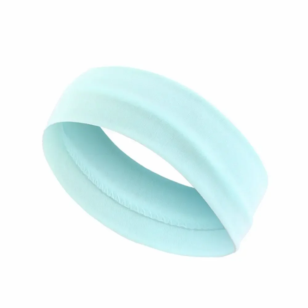 Una diadema azul claro