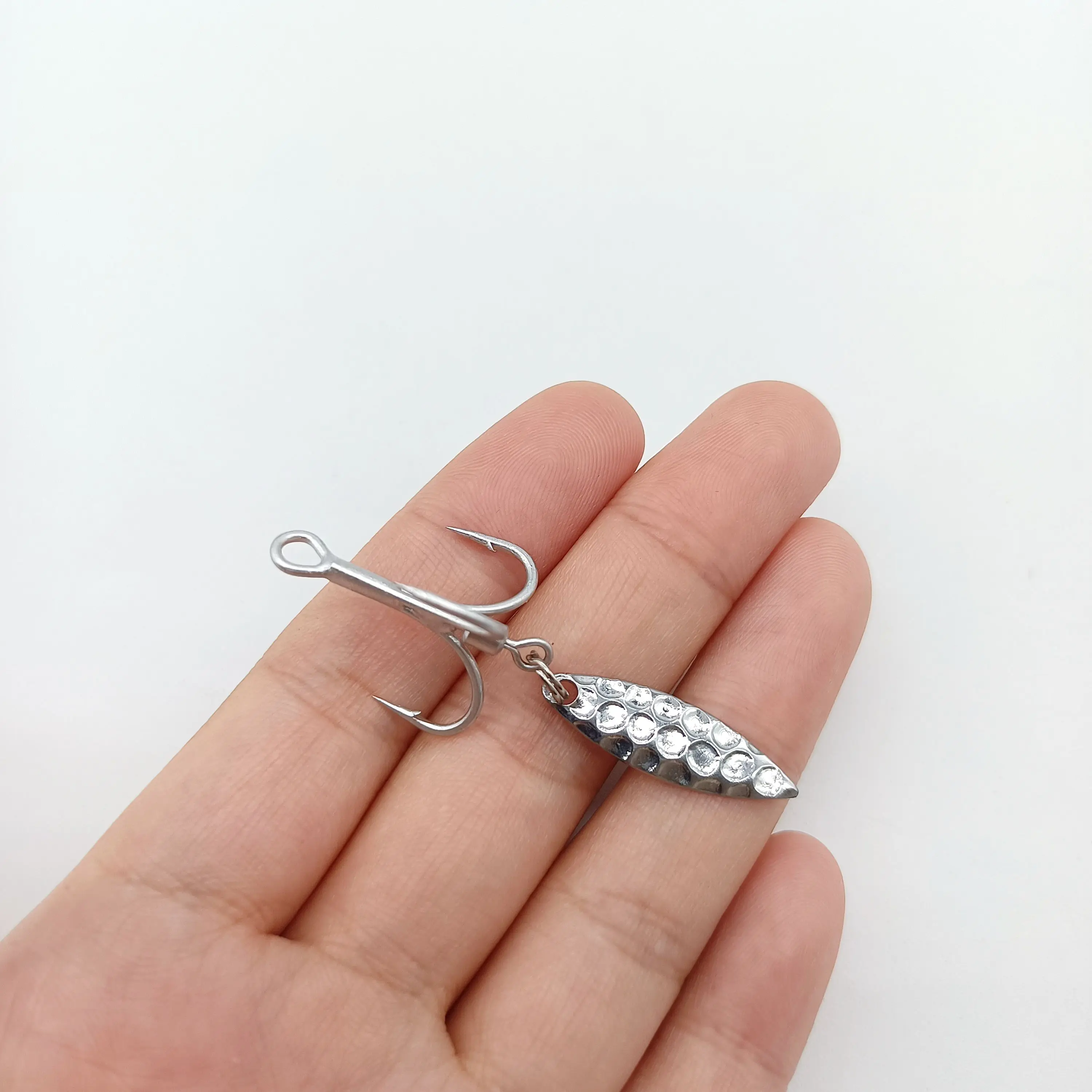 Anzuelo de pesca con lentejuelas giratorias, 1 unidad, 4 #6 #, cebo de pesca de púas de Metal, anzuelo triple con cuchara, gancho de pesca de acero de alto carbono - imagen 2
