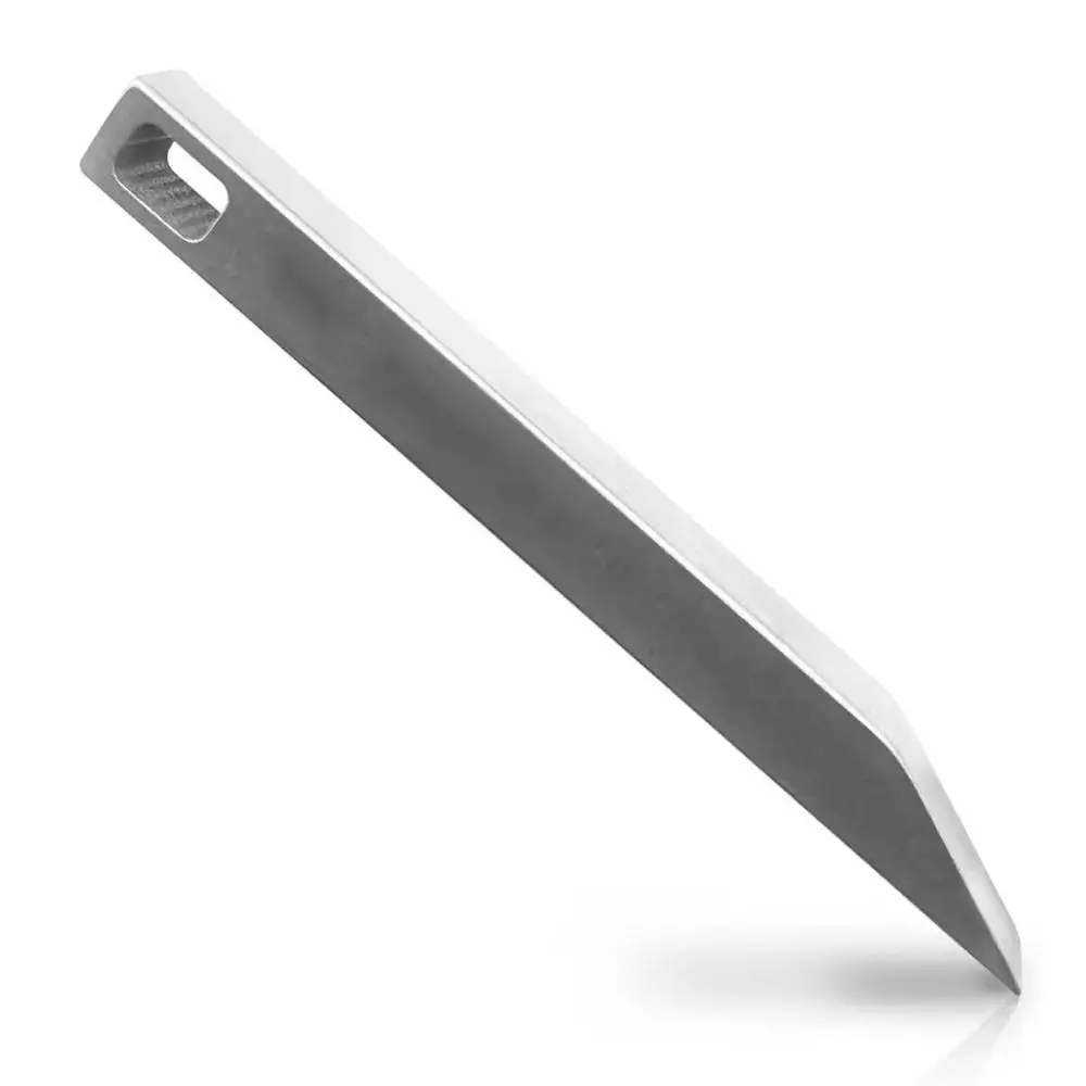 Esta elegante herramienta metálica presenta una cuchilla hecha de precisión y un mango conveniente para tareas eficientes y efectivas