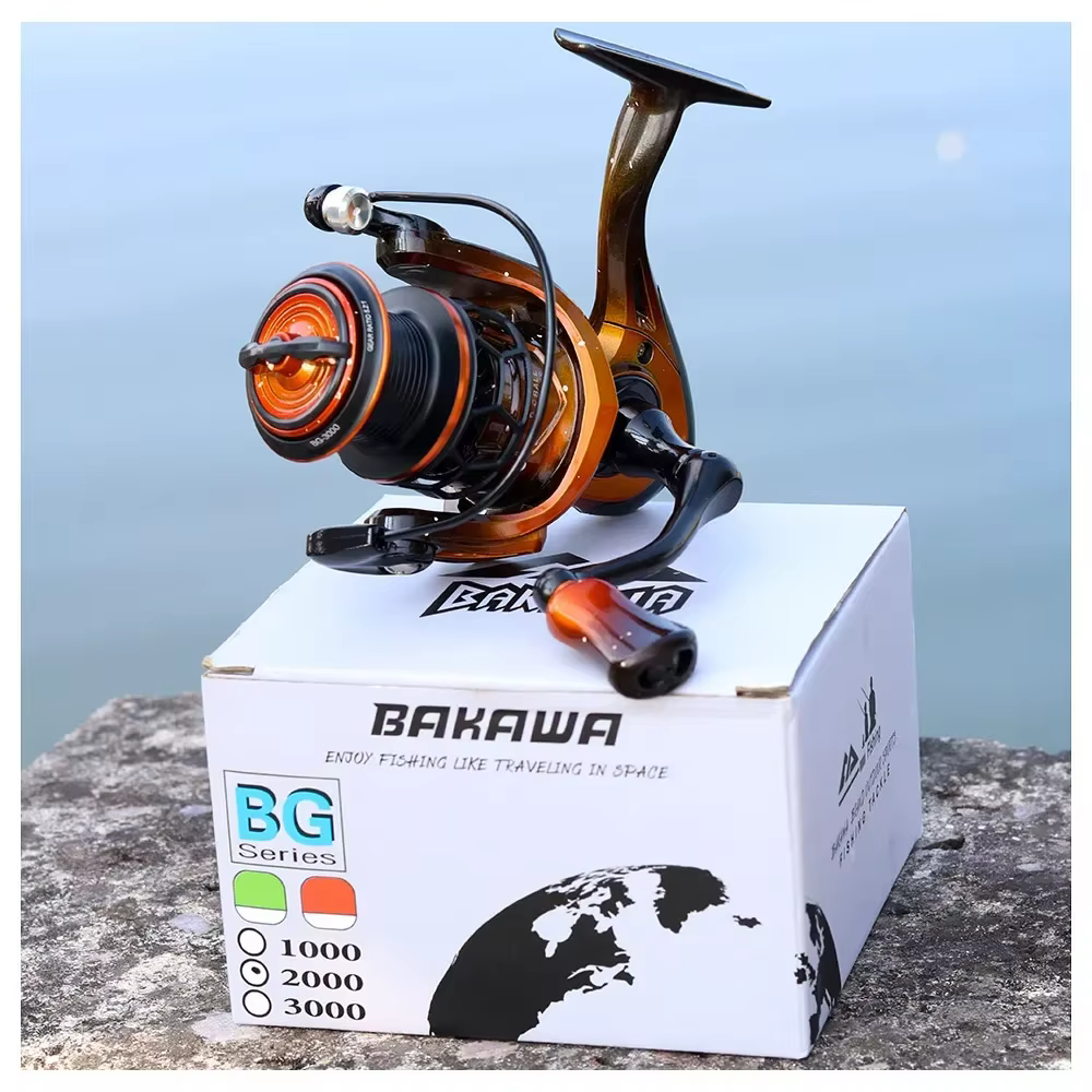 Descubra el elegante y potente carrete de pesca de la serie Bakauwa BG diseñado para la precisión y el rendimiento en cualquier entorno de pesca