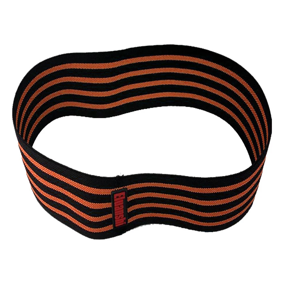 Una diadema negra y naranja. Parece estar diseñado para la comodidad y posiblemente para su uso durante actividades físicas, dada la combinación de colores que a menudo se asocia con la seguridad y la visibilidad.