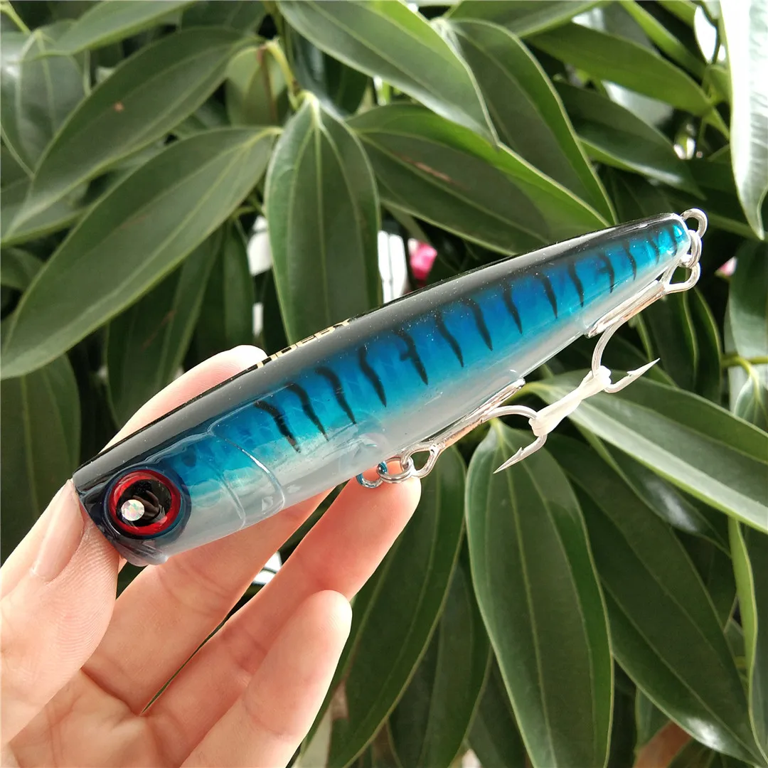 Un señuelo de pesca vibrante intrincadamente diseñado con un sorprendente patrón azul y negro, perfecto para atrapar peces