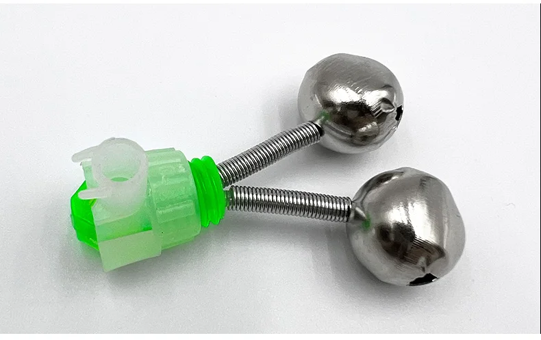 Un objeto de metal de doble pareja con un conector de plástico verde ideal para varias aplicaciones