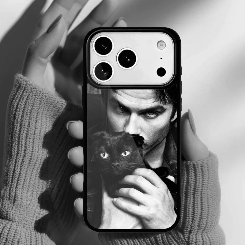 Funda mostrando el retrato de Ian Somerhalder en tono oscuro
