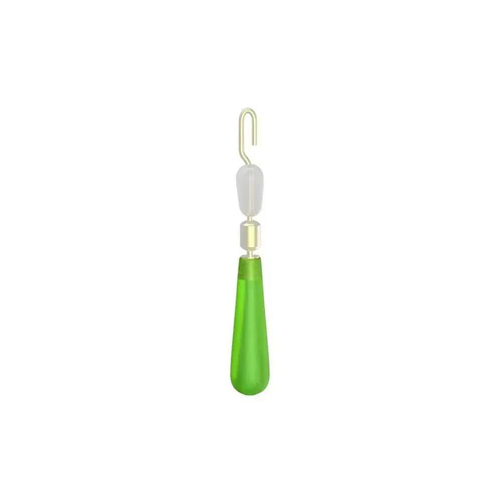 Un elegante arete verde y dorado con un gancho para un accesorio seguro