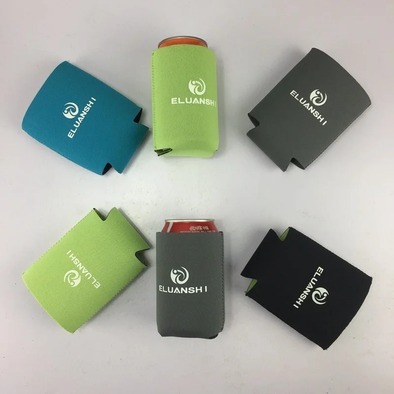 Una colección de latas koozies, que son fundas aisladas diseñadas para mantener frescas las latas de bebidas. Hay cuatro koozies en total, cada uno con un color diferente: azul, verde, negro y una combinación de verde y negro.