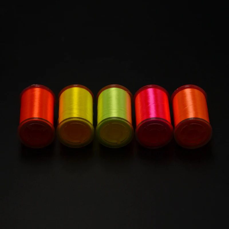 Detalle del hilo reflectante para ribbing y colas