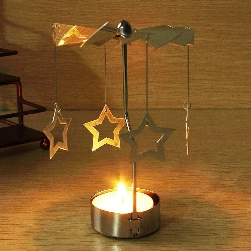 Un adorno de metal en forma de estrella se balanceaba suavemente sobre una vela iluminada que crea un ambiente cálido y acogedor