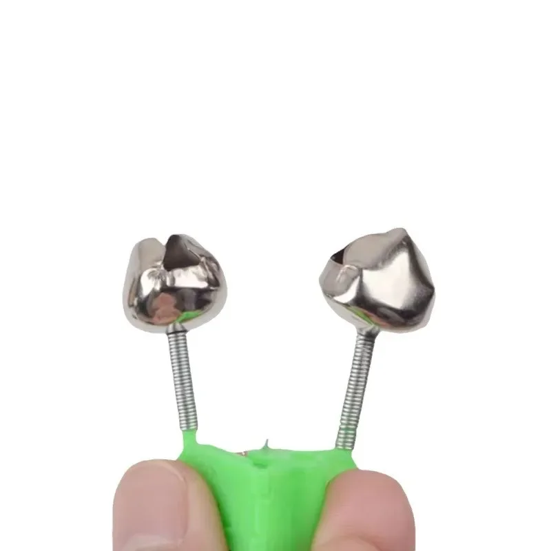 Un par de herramientas dentales metálicas diseñadas para un trabajo dental de precisión