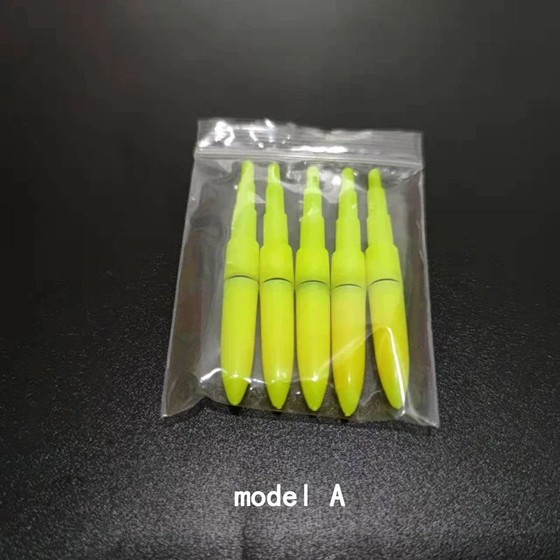 Modelo A Un conjunto vibrante de cinco herramientas amarillas brillantes listas para su próximo proyecto