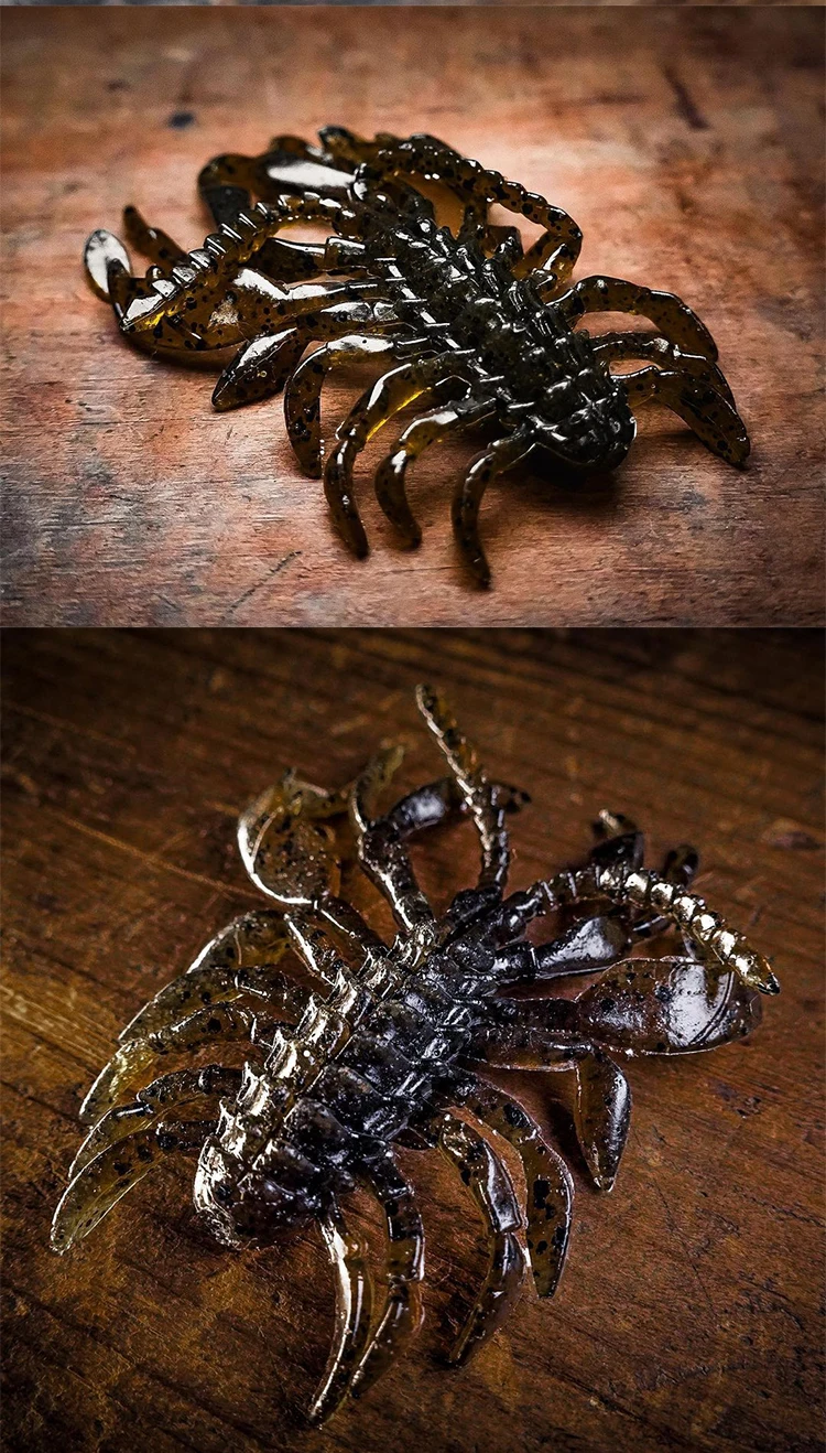 Un primer plano de un escorpión en la mesa de madera