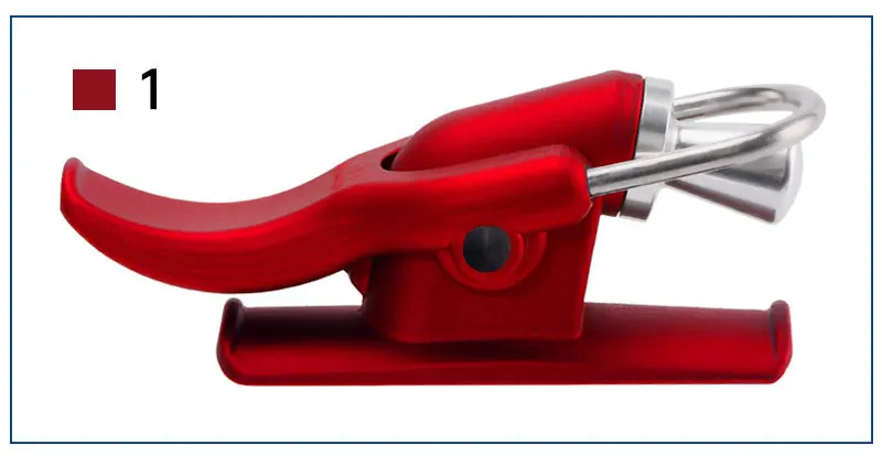 Un clip rojo diseñado para un accesorio seguro