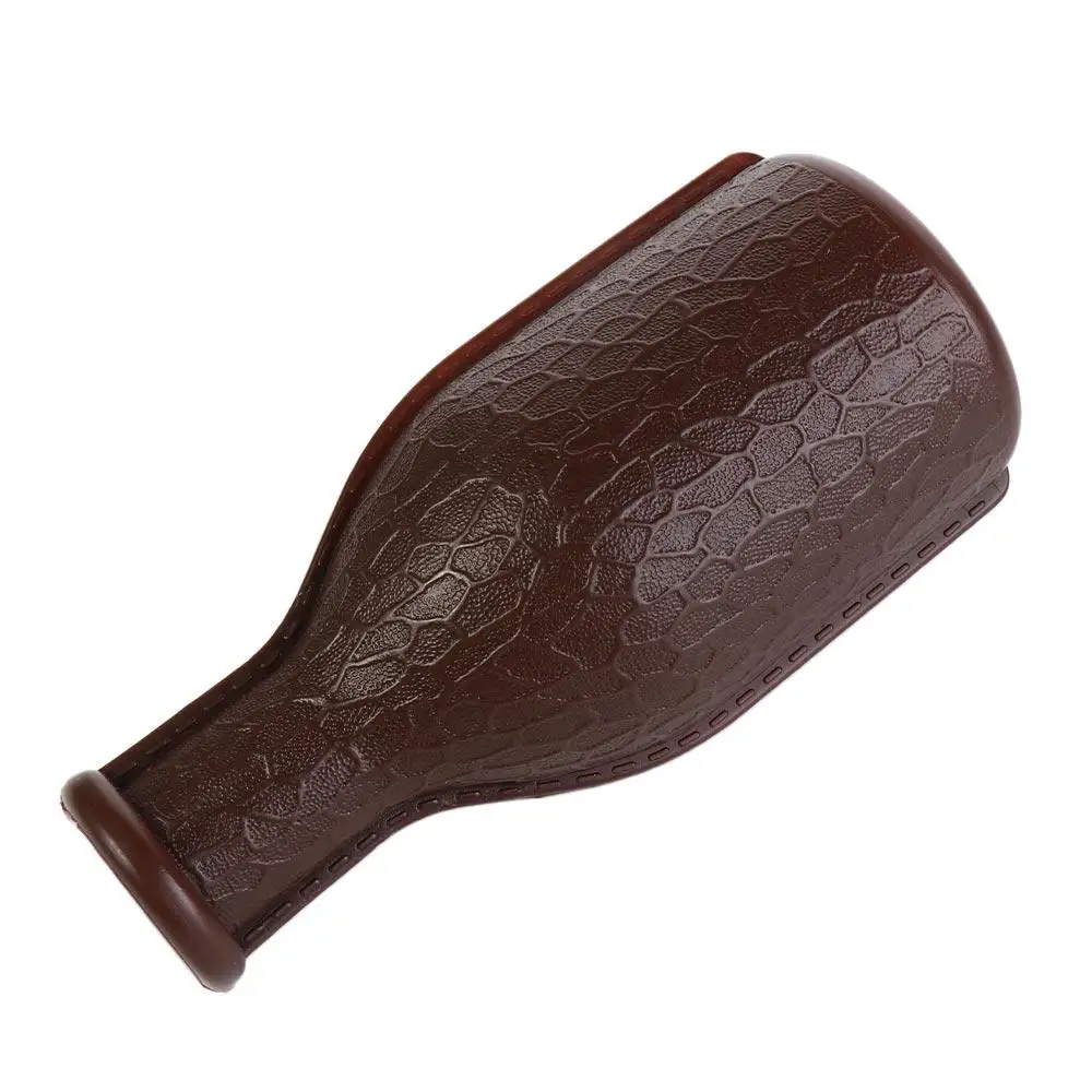 Un objeto en forma de botella marrón con superficie texturizada