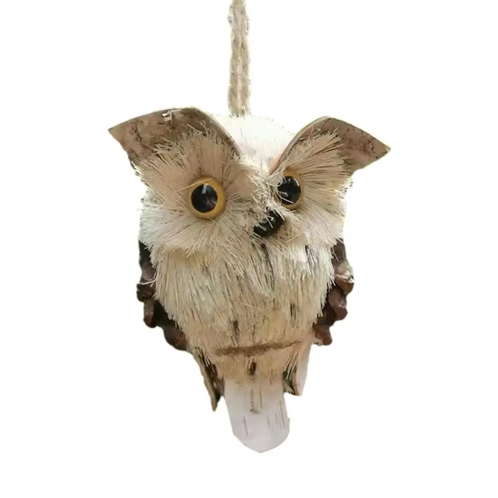 Colgante de búho de paja sobre fondo navideño