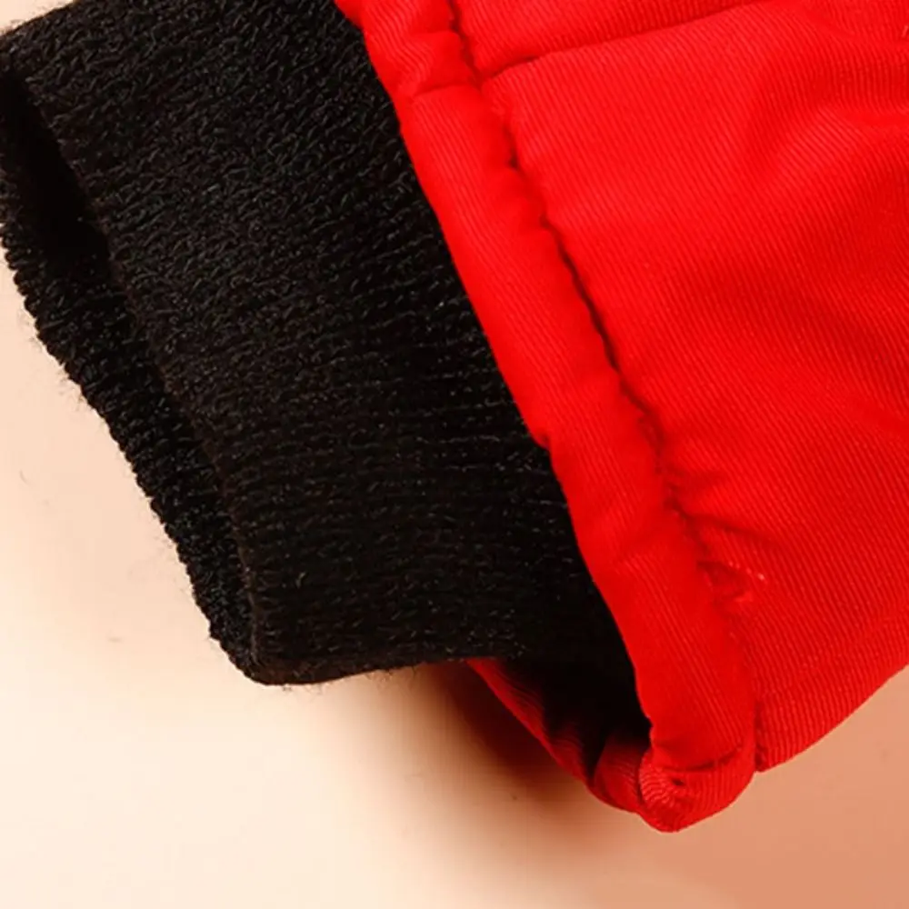 Calidez y comodidad en una chaqueta roja vibrante