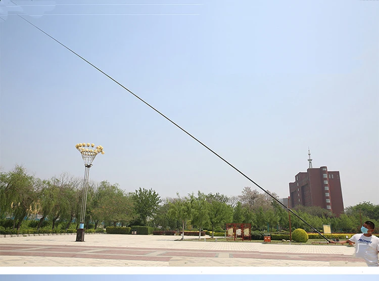 Un parque espacioso con un cielo claro y un edificio alto en el fondo