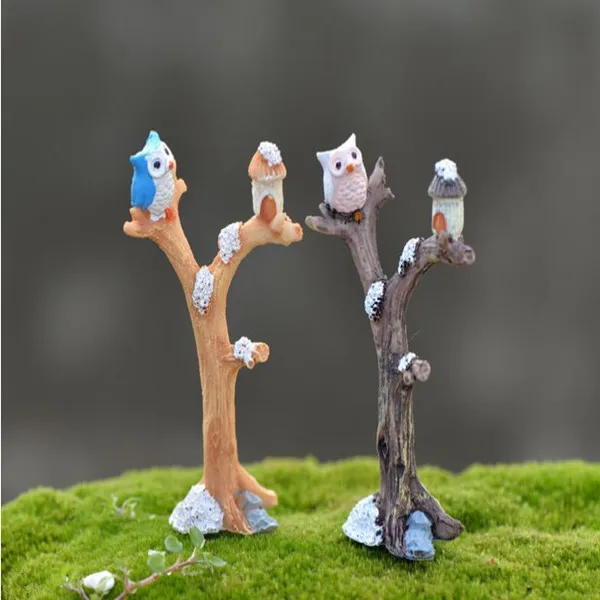 Mini ramas de árbol como adorno navideño sobre árbol pequeño