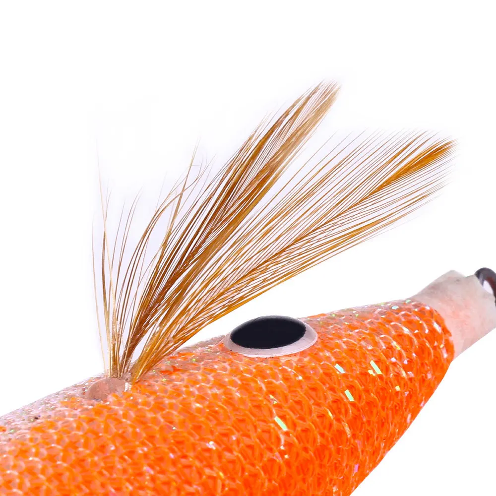 Un vibrante señuelo de pesca de naranja con un diseño realista de plumas