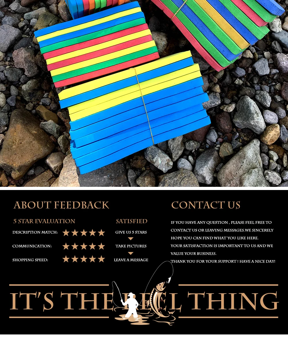 Un montón de bloques de plástico de colores en una superficie rocosa