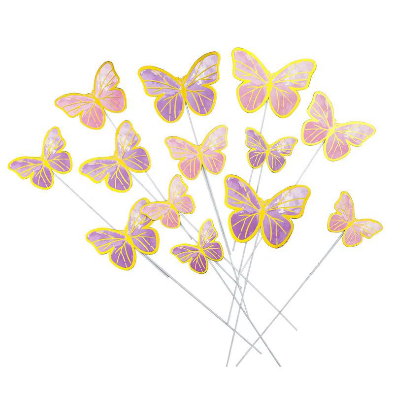 Mariposa sobre torta de varios niveles