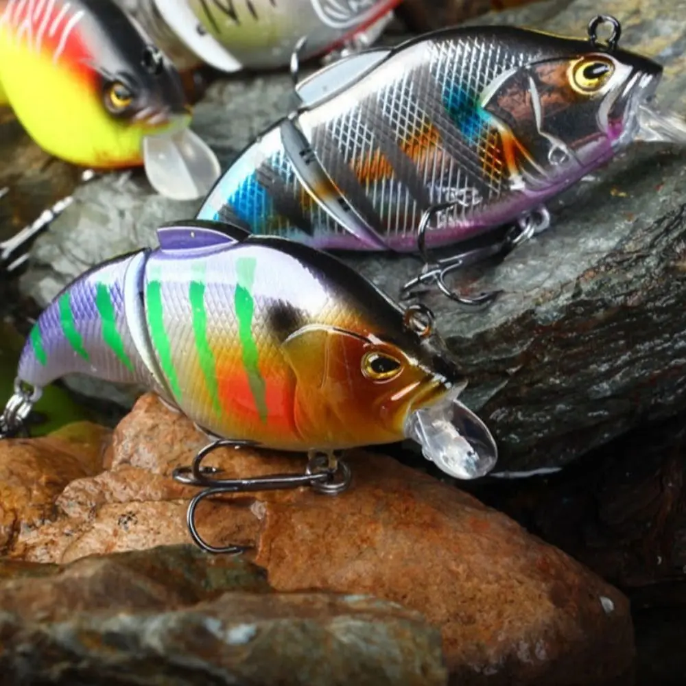 Se muestran señuelos de pesca coloridos en rocas