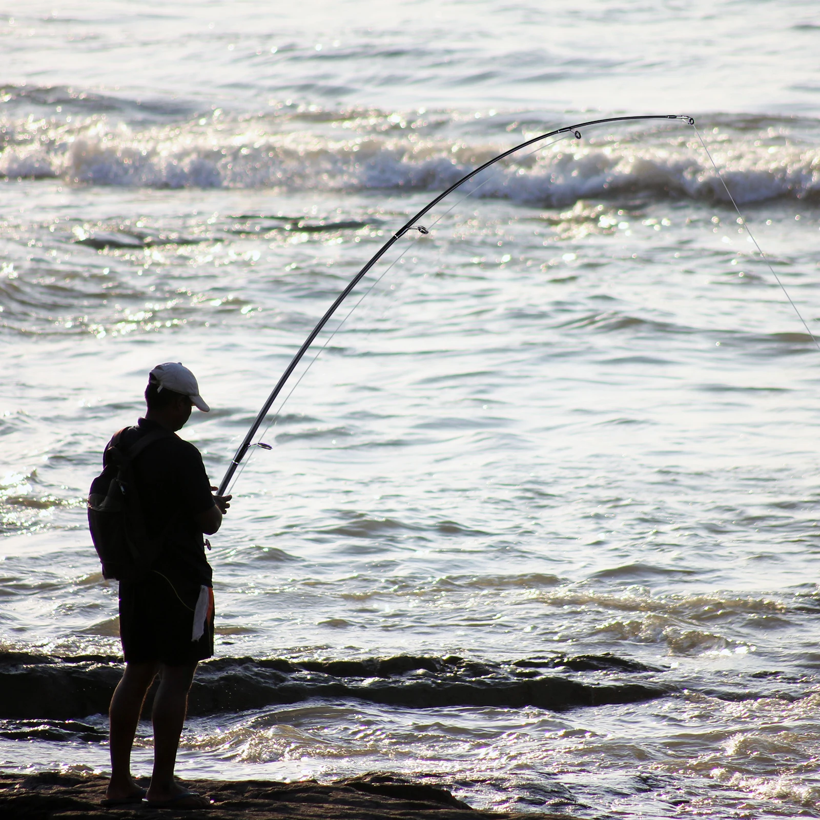 Pesca al amanecer junto a la costa serena