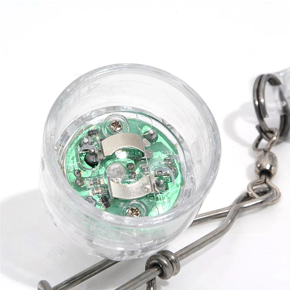 Un objeto verde y plateado está dentro de un recipiente de vidrio transparente