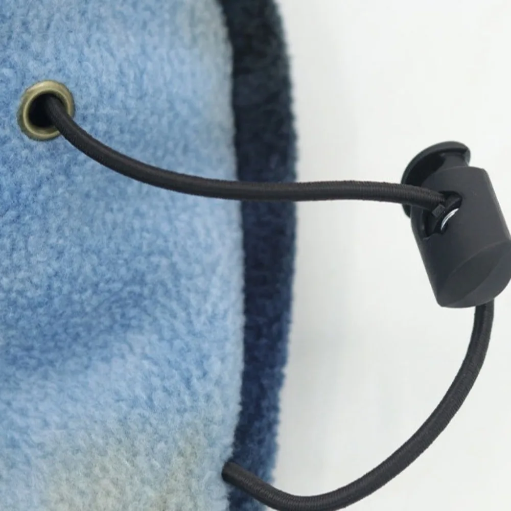 tela azul con cordón negro y ojal de metal