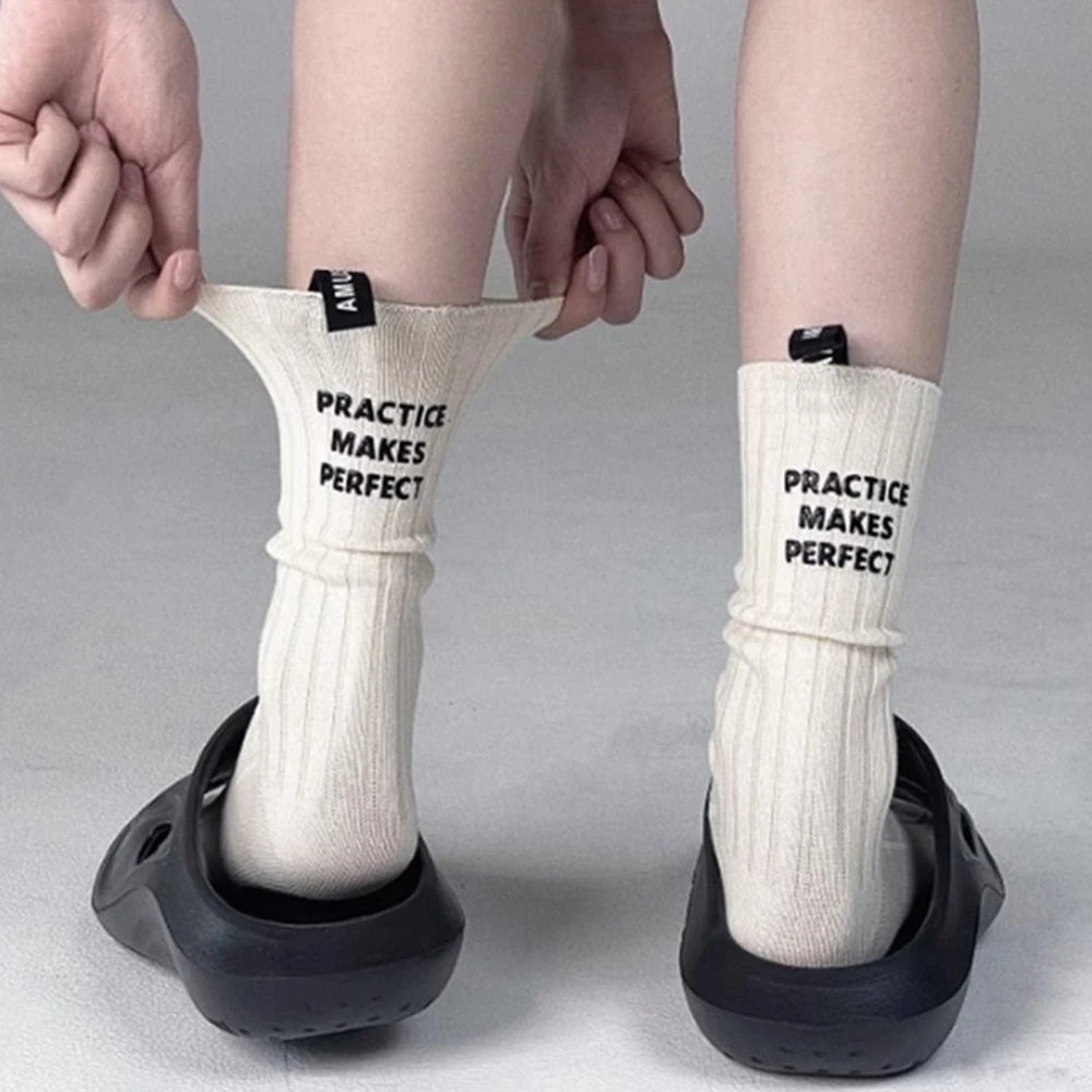 Nuevos calcetines de algodón con letras transpirables, calcetines deportivos para el hogar, calcetines suaves y cálidos de invierno para hombres y mujeres - imagen 5