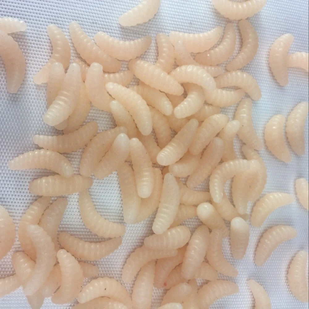 Un montón de pequeños gusanos blancos en una tela