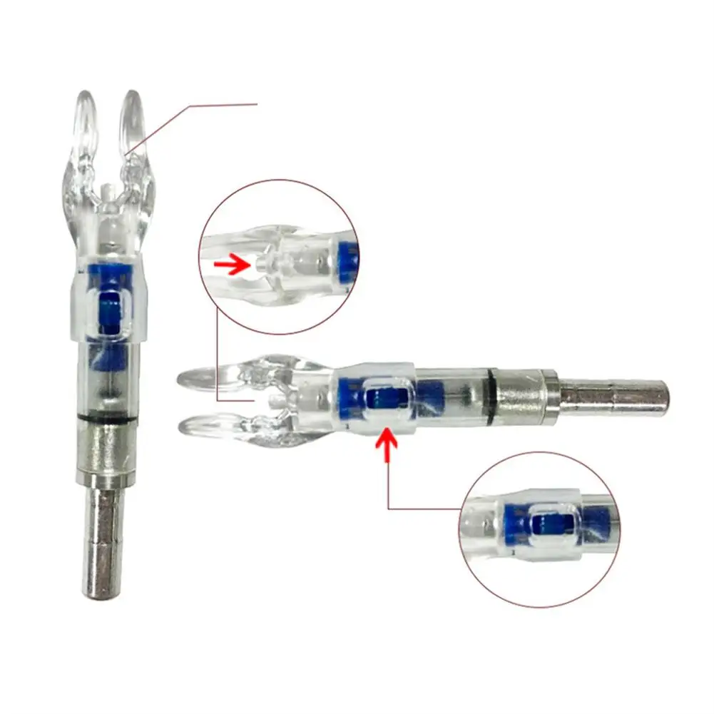 Un objeto transparente en forma de flecha múltiple con una base metálica, diseñado para precisión y funcionalidad