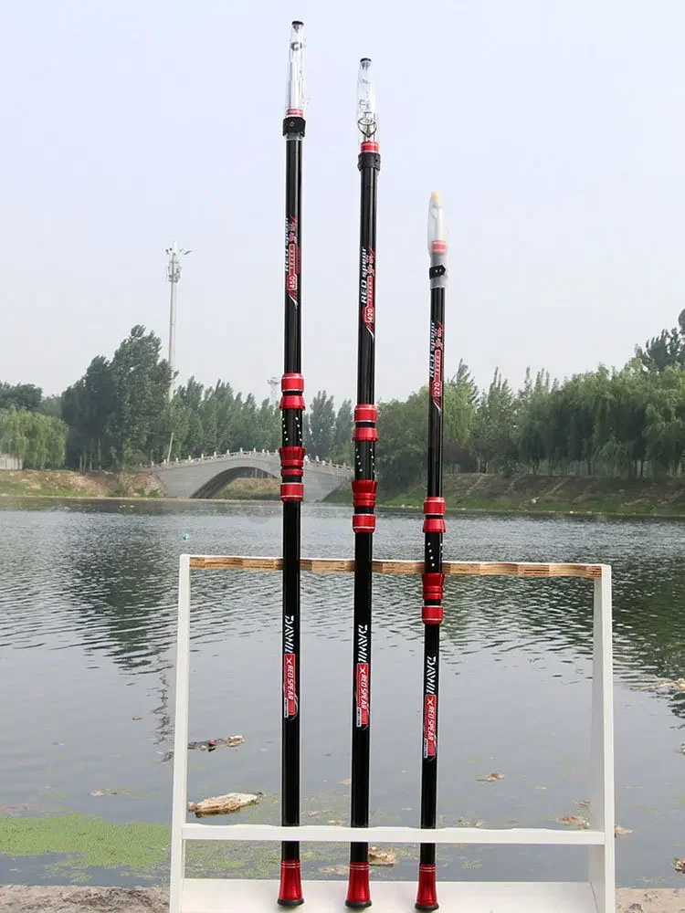Un conjunto de cuatro polos están en el agua