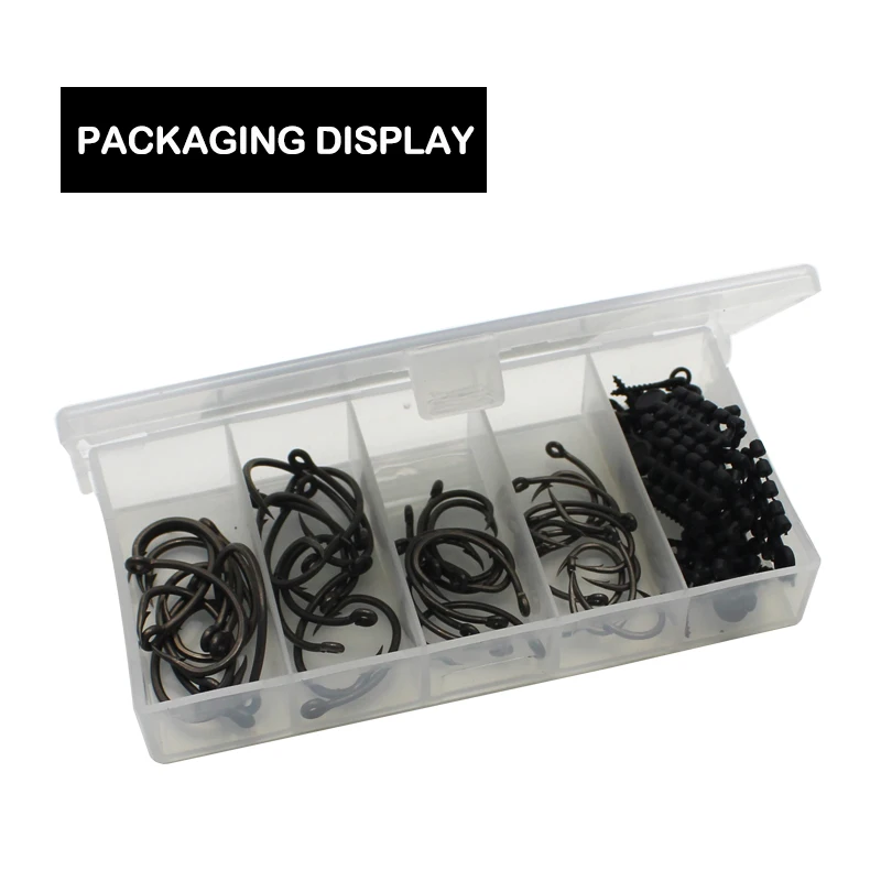 Un recipiente de plástico con cuentas negras y marrones