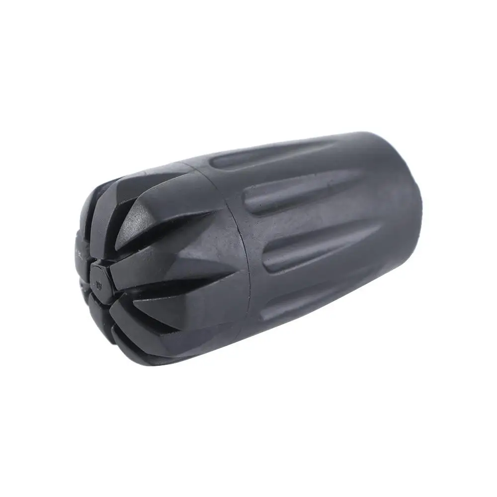 Un objeto cilíndrico negro con una superficie texturizada, probablemente diseñada para el agarre o la funcionalidad