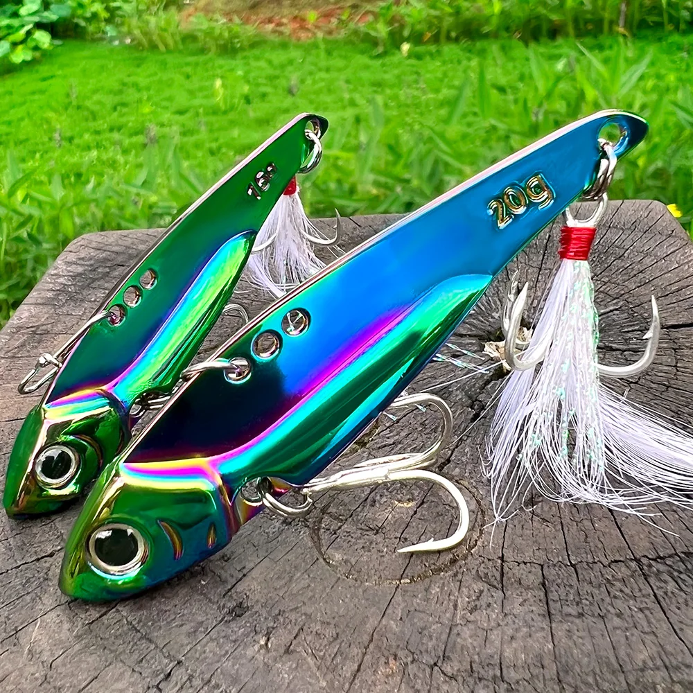 Experimente la emoción de la pesca con estos vibrantes señuelos multicolores