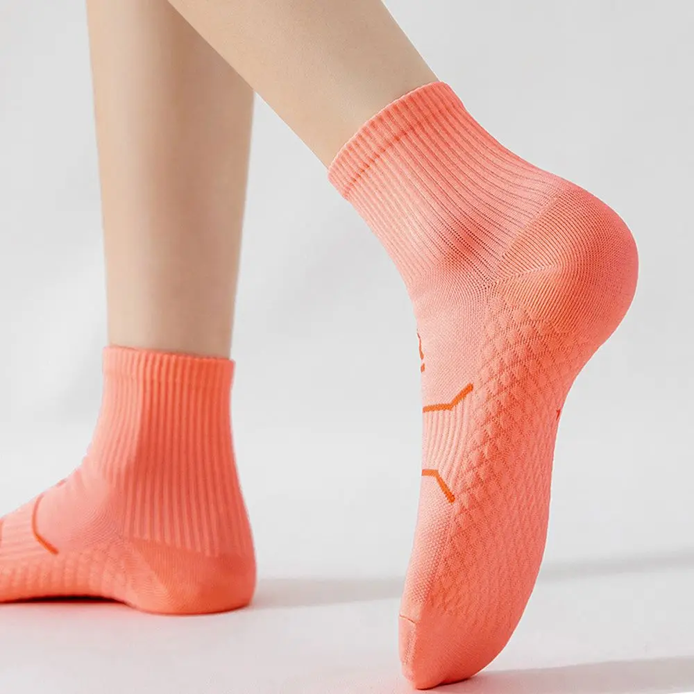 Experimente la comodidad y el estilo con nuestros vibrantes calcetines texturizados