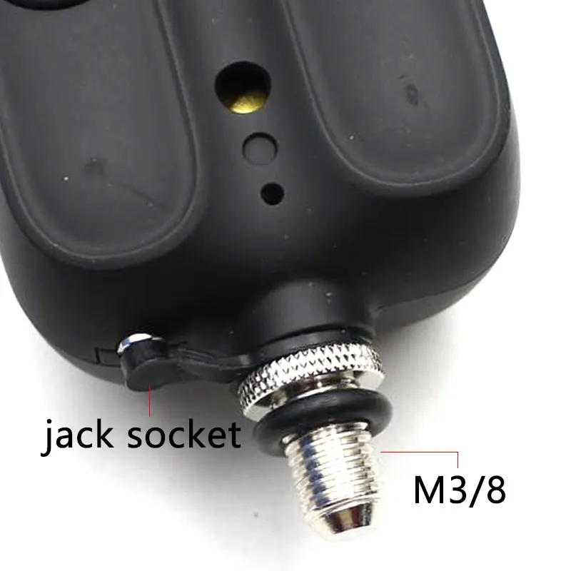 Un dispositivo versátil compacto con un enchufe de gato robusto y un roscado M3/8 para conectividad versátil