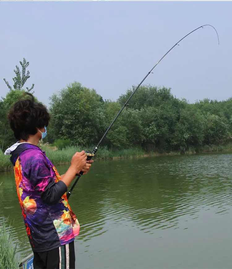 Disfrutando de una experiencia de pesca serena junto al agua