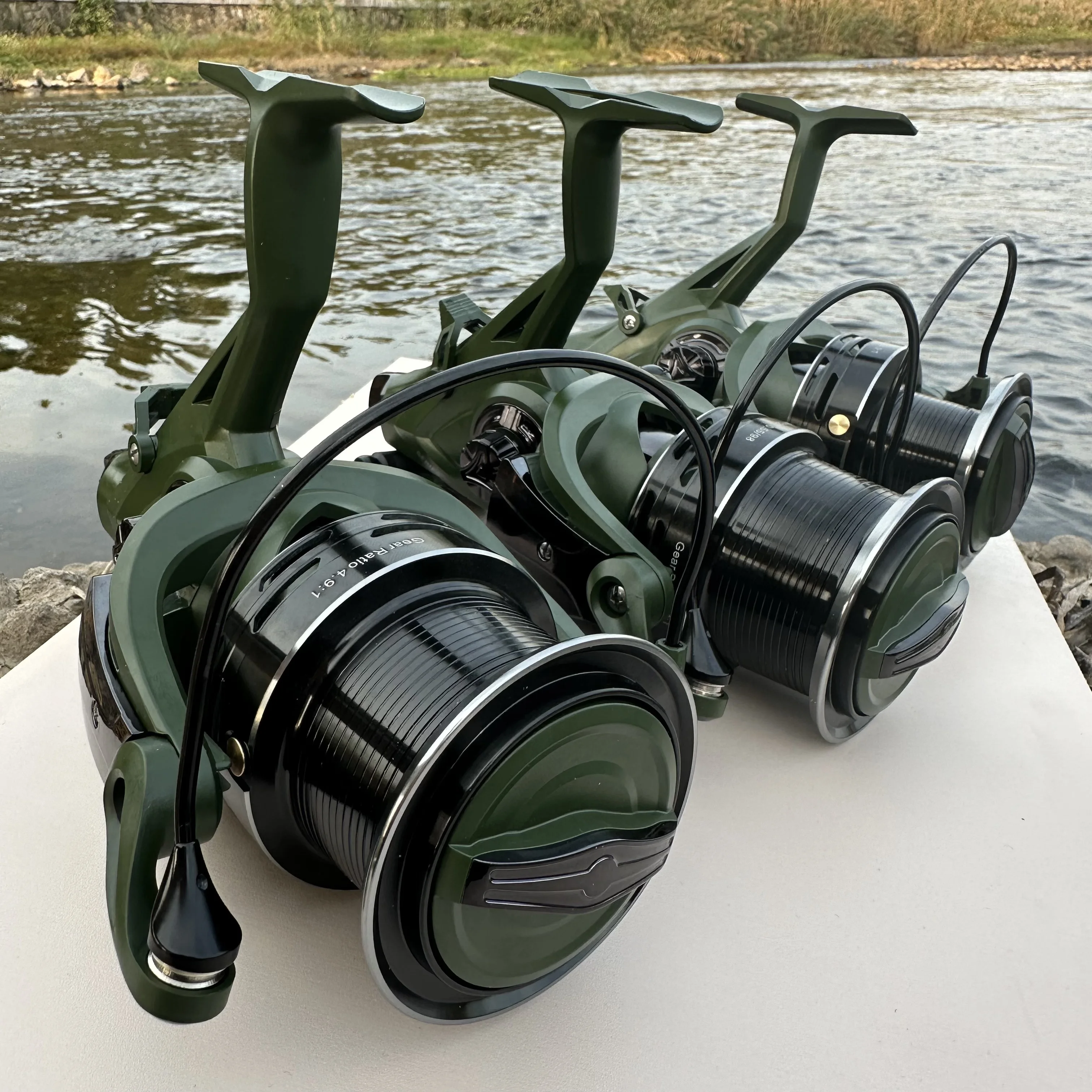 Rueda alimentadora de lubina y carpa de lanzamiento de larga distancia, relación de engranaje 4,9:1, carrete de pesca giratorio de gran capacidad, intercambio de mano izquierda y derecha