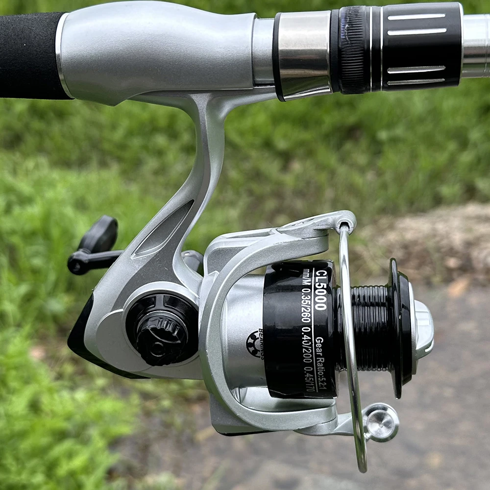 Un carrete de pesca con un carrete negro de línea