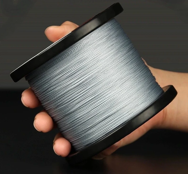 Una persona que sostiene un carrete de alambre